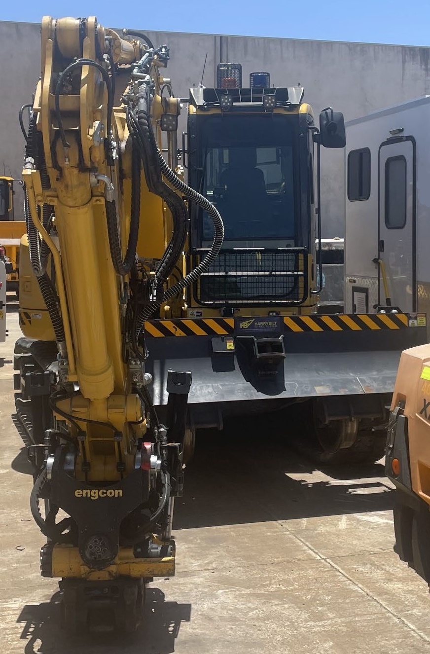 2023 Komatsu PC138US-11 Tri-Gauge Hi-Rail Excavator – 028