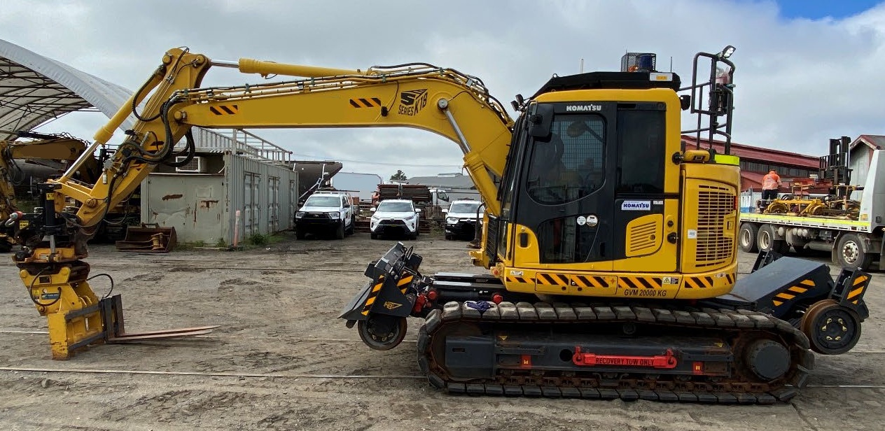 2023 Komatsu PC138US-11 Tri-Gauge Hi-Rail Excavator – 029