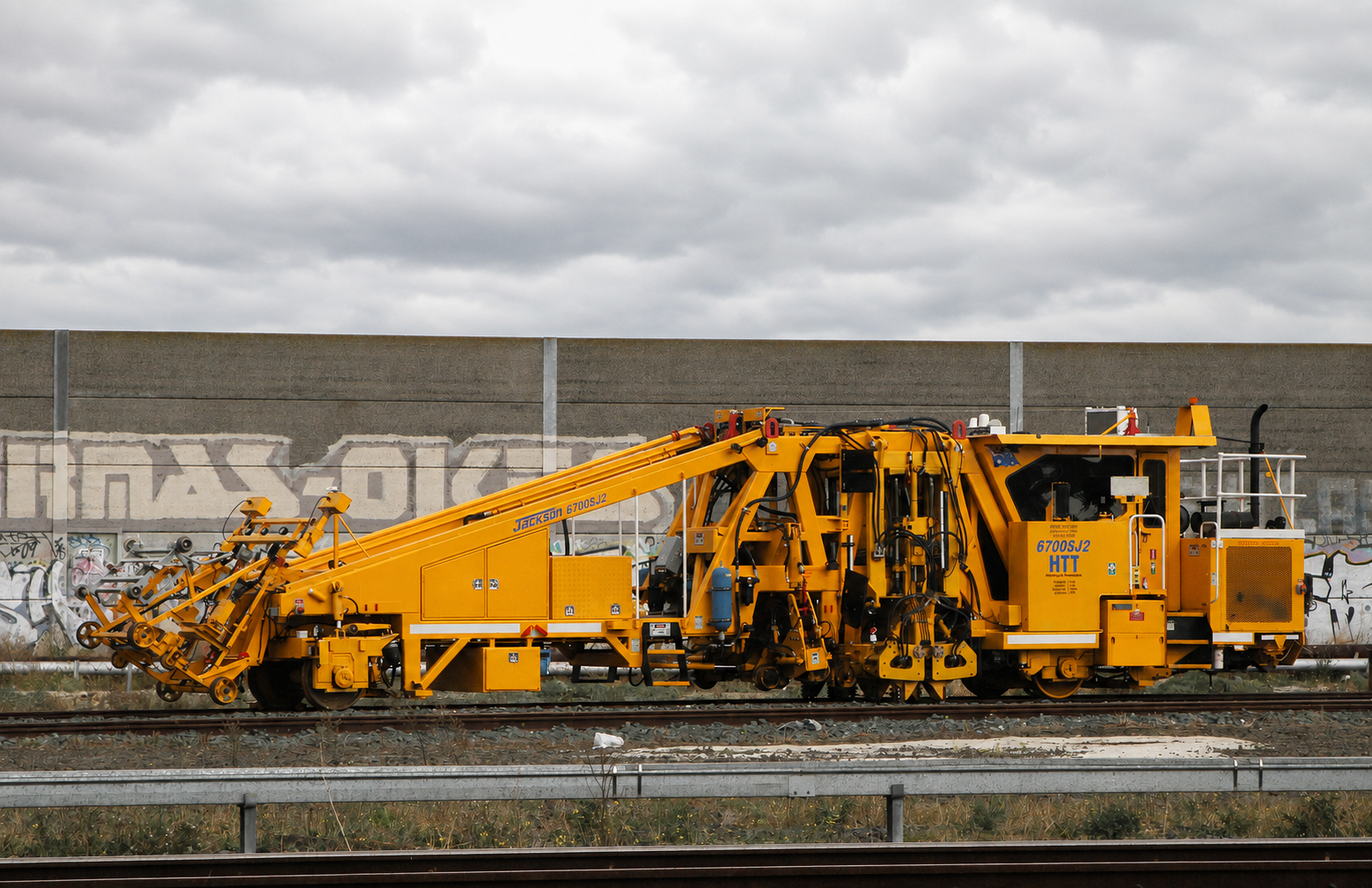 2004 Harsco Jackson 6700SJ2 Production & Switch Tamper – Broad Gauge